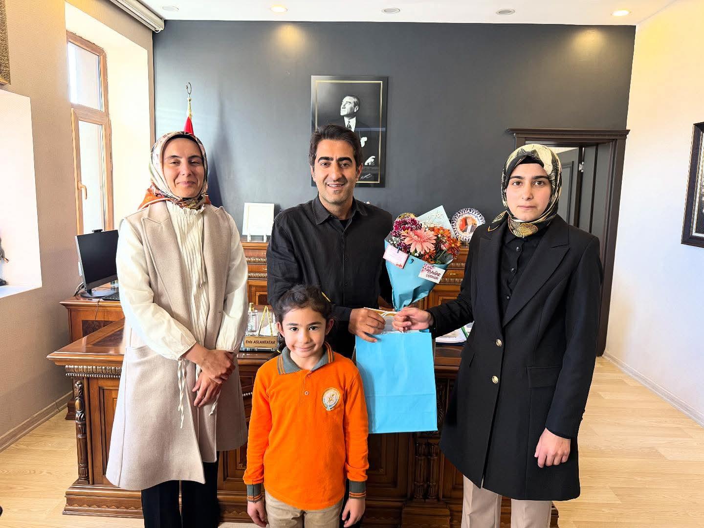 Kaymakam Aslantatar, En Fazla Kitap Okuyan Öğrenciyi Ödüllendirdi