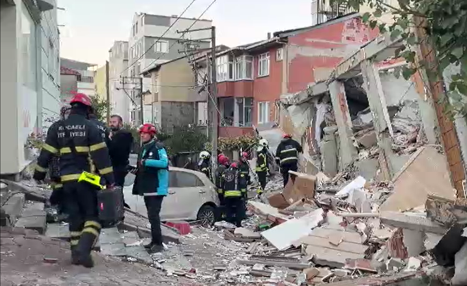Kocaeli’nin Gebze İlçesinde 6 Katlı Bina Çöktü: Ekipler Enkazda Arama-Kurtarma Çalışması Başlattı