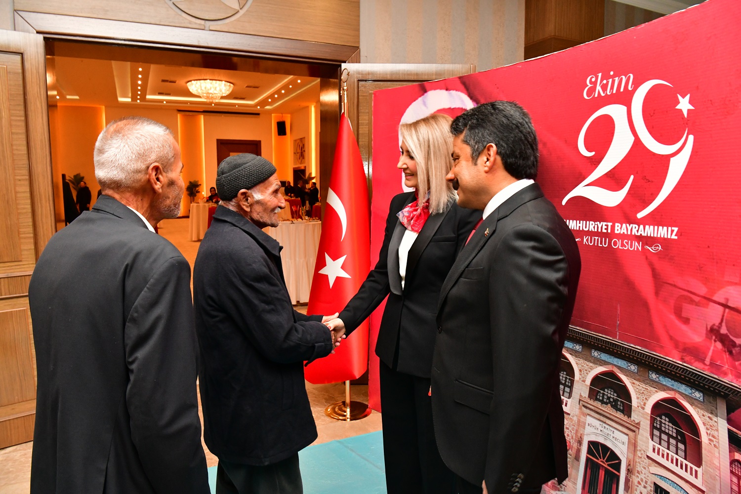 Kırşehir’de Cumhuriyet’in 102’nci Yılı Fener Alayı ve Kabul Töreniyle Kutlandı