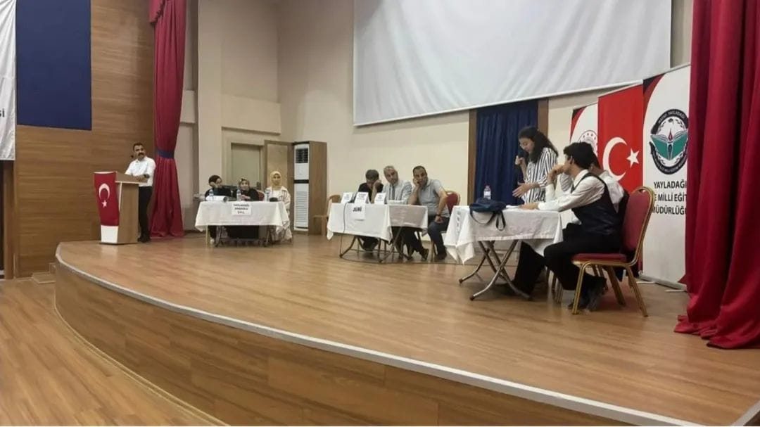 Liseler arası yarışmanın finalinde kazanan saygı ve sevgi oldu