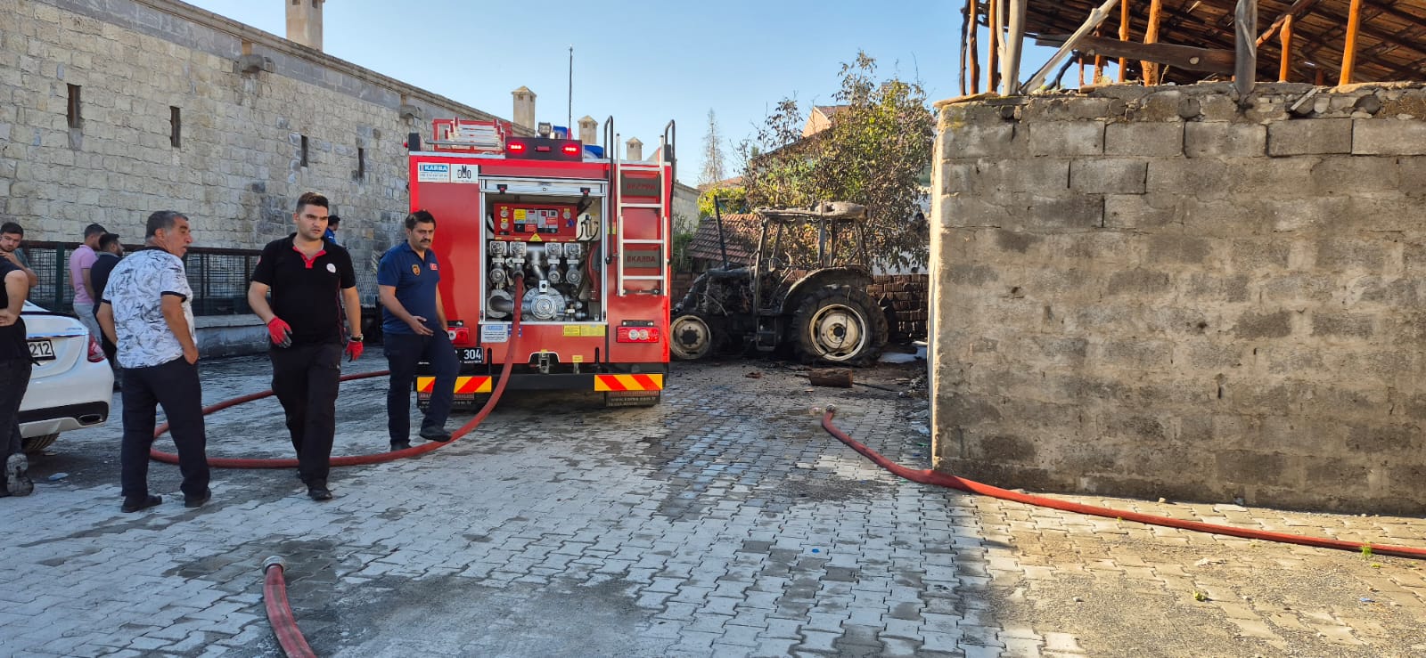 Malatya’da Tek Katlı Ev ve Traktör Alevlere Teslim Oldu