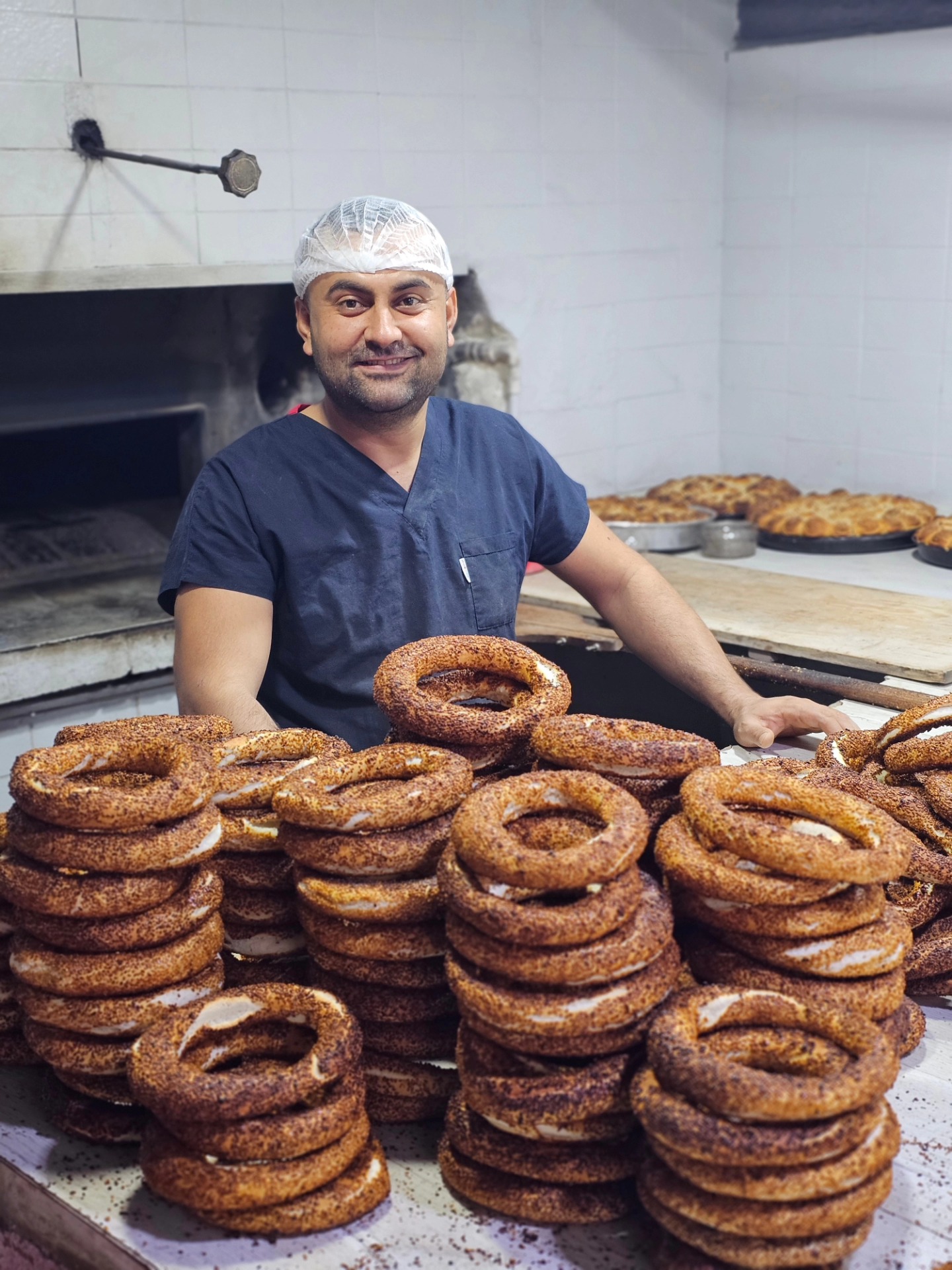 Manisa Demirci’de Ferdi Zeyrek Ve Gülşah Durbay İçin Gevrek Dağıttılar