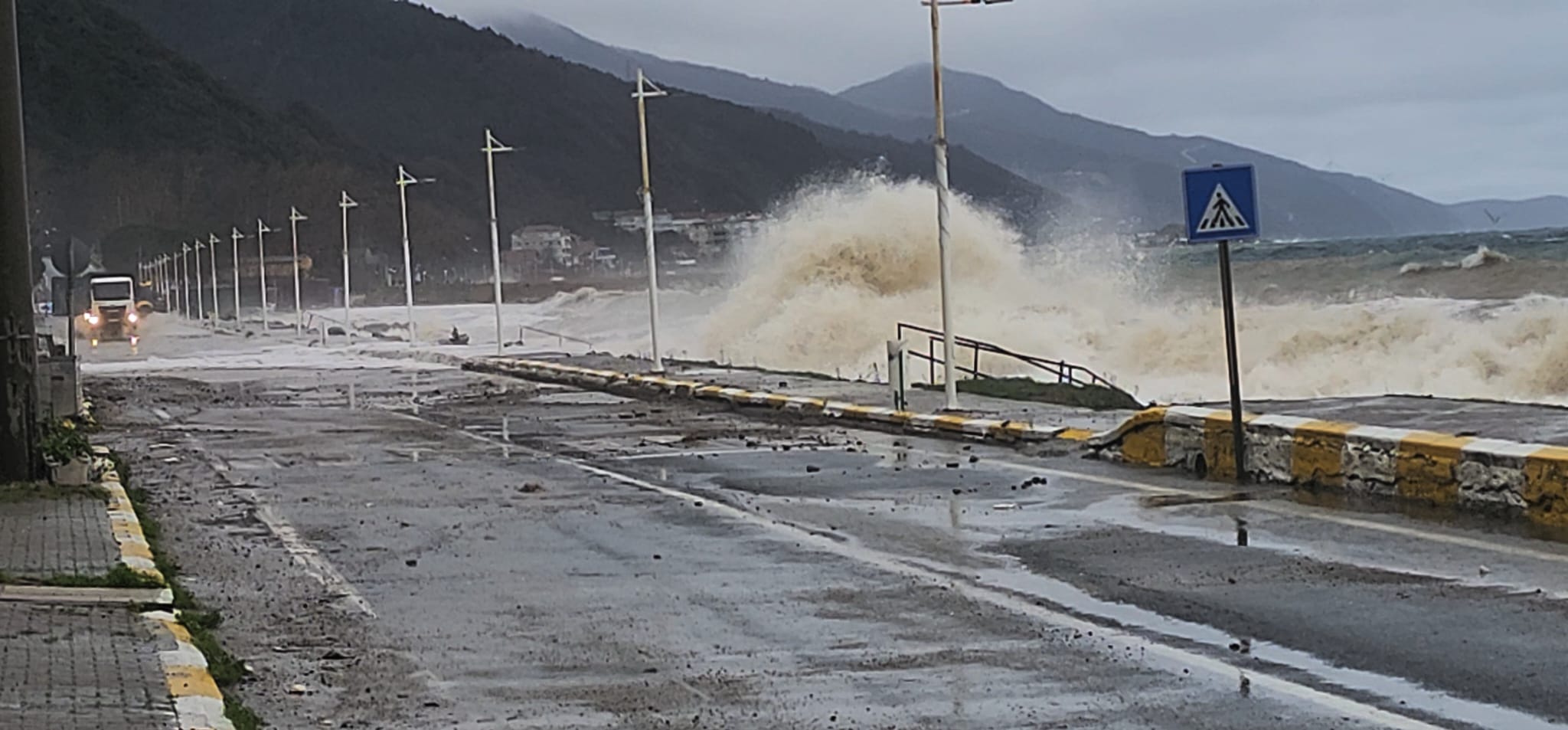 Marmara Denizi’nde Fırtına Kabusu: Esenköy’de Deniz Taştı, Barınaklar Hasar Gördü