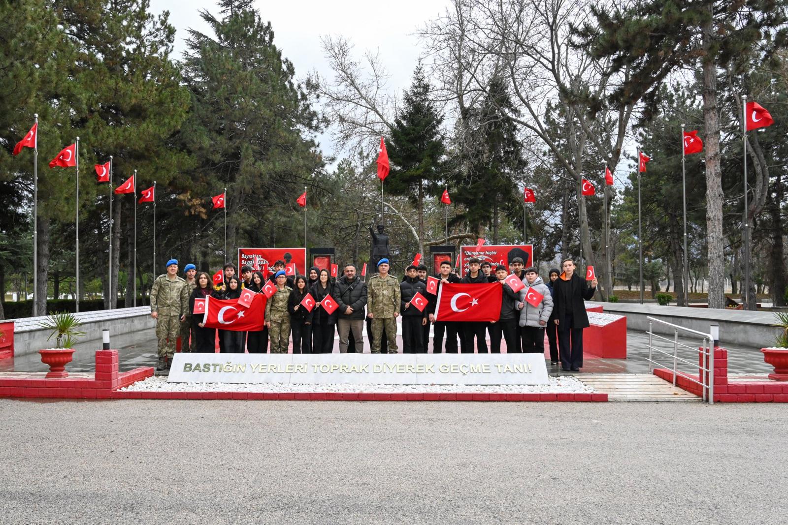 “Mehmetçikle Bir Gün” Projesi Kapsamında Öğrenciler Kışlalarda Misafir Edildi
