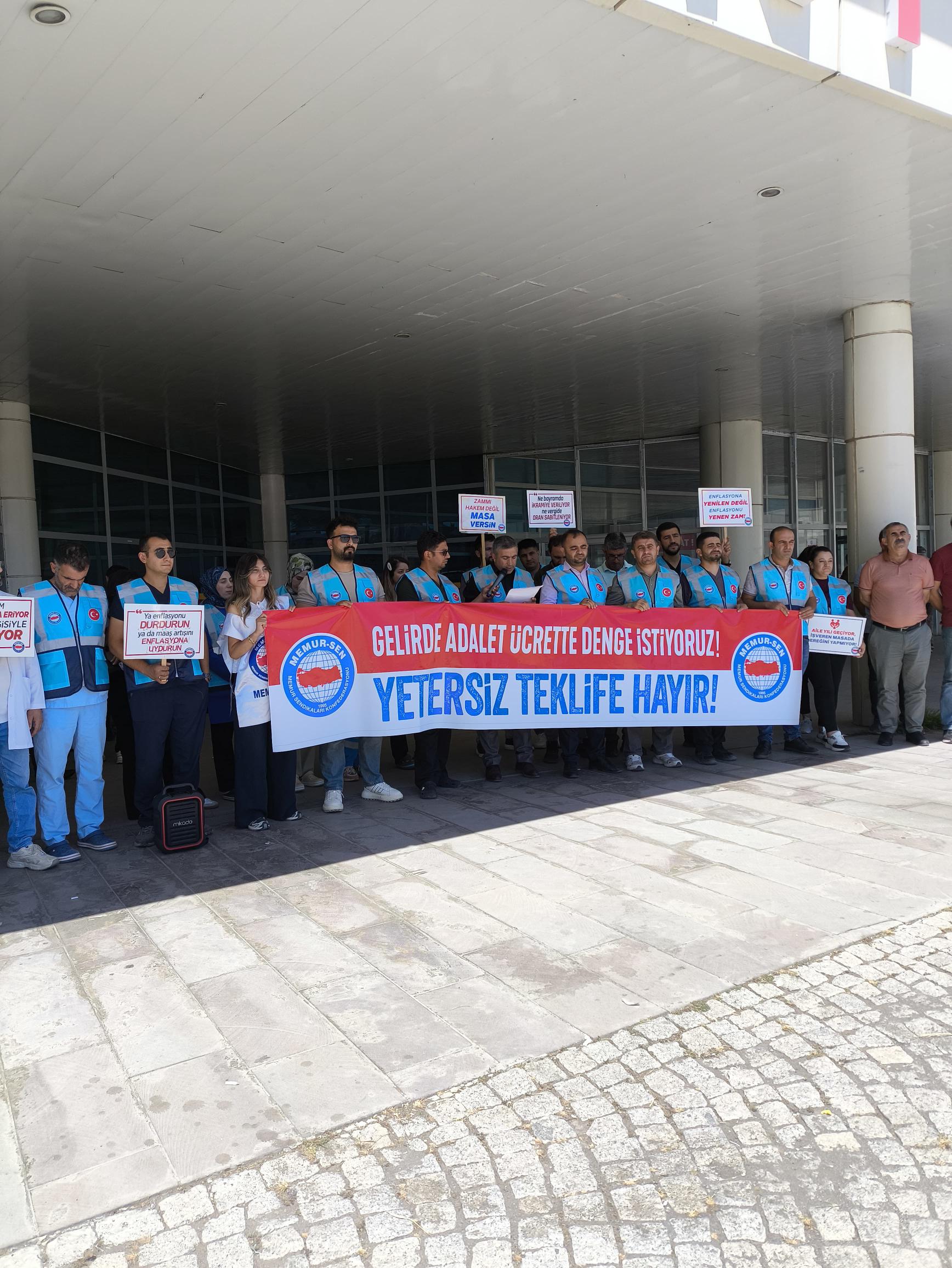 Memur-Sen Kars Şubesi: “Memur ve emeklinin hiçbir beklentisini karşılamayan bu teklifi reddediyoruz.”