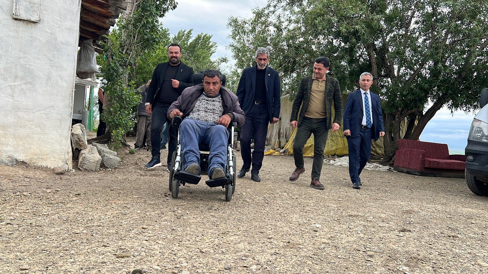 MHP’li Başkanlardan Örnek Davranış: İhtiyaç Sahibi Aileye Akülü Araç Desteği