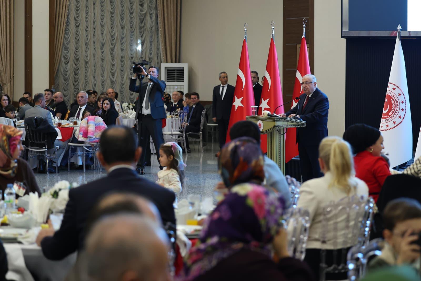 Millî Savunma Bakanı Yaşar Güler Şehit Aileleri Ve Gazilerle İftarda Buluştu