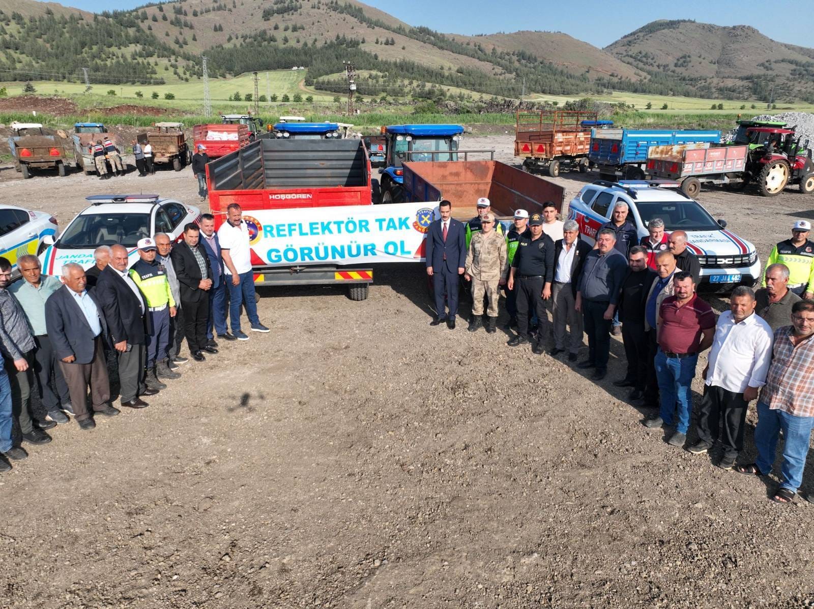 Oğuzeli’nde Traktör Sürücülerine Güvenli Tarım Eğitimi Verildi: 150 Traktöre Reflektör Takıldı!