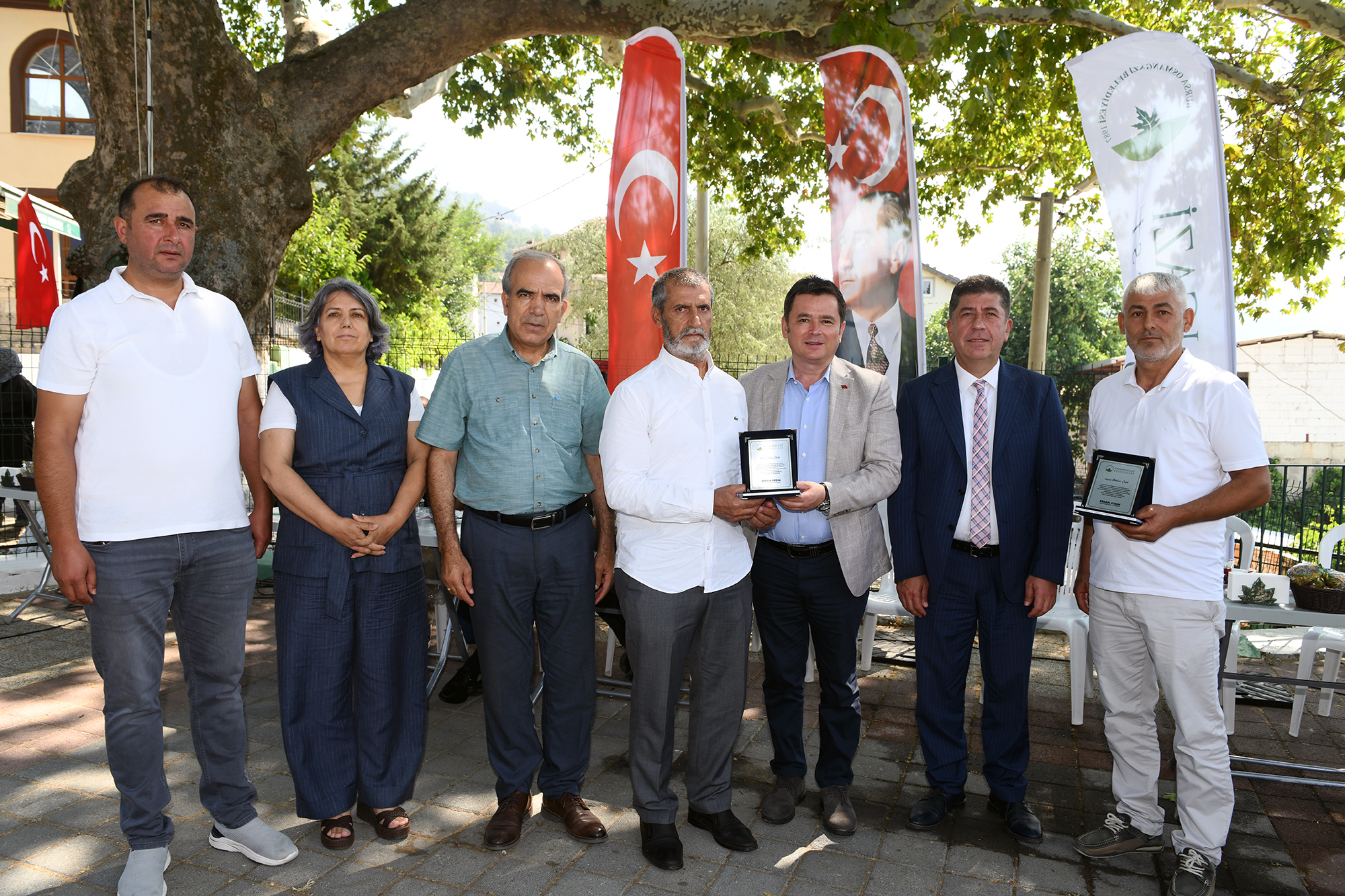 Osmangazi Belediyesi’nden Gönüllü Temizlik Elçilerine Teşekkür Plaketi