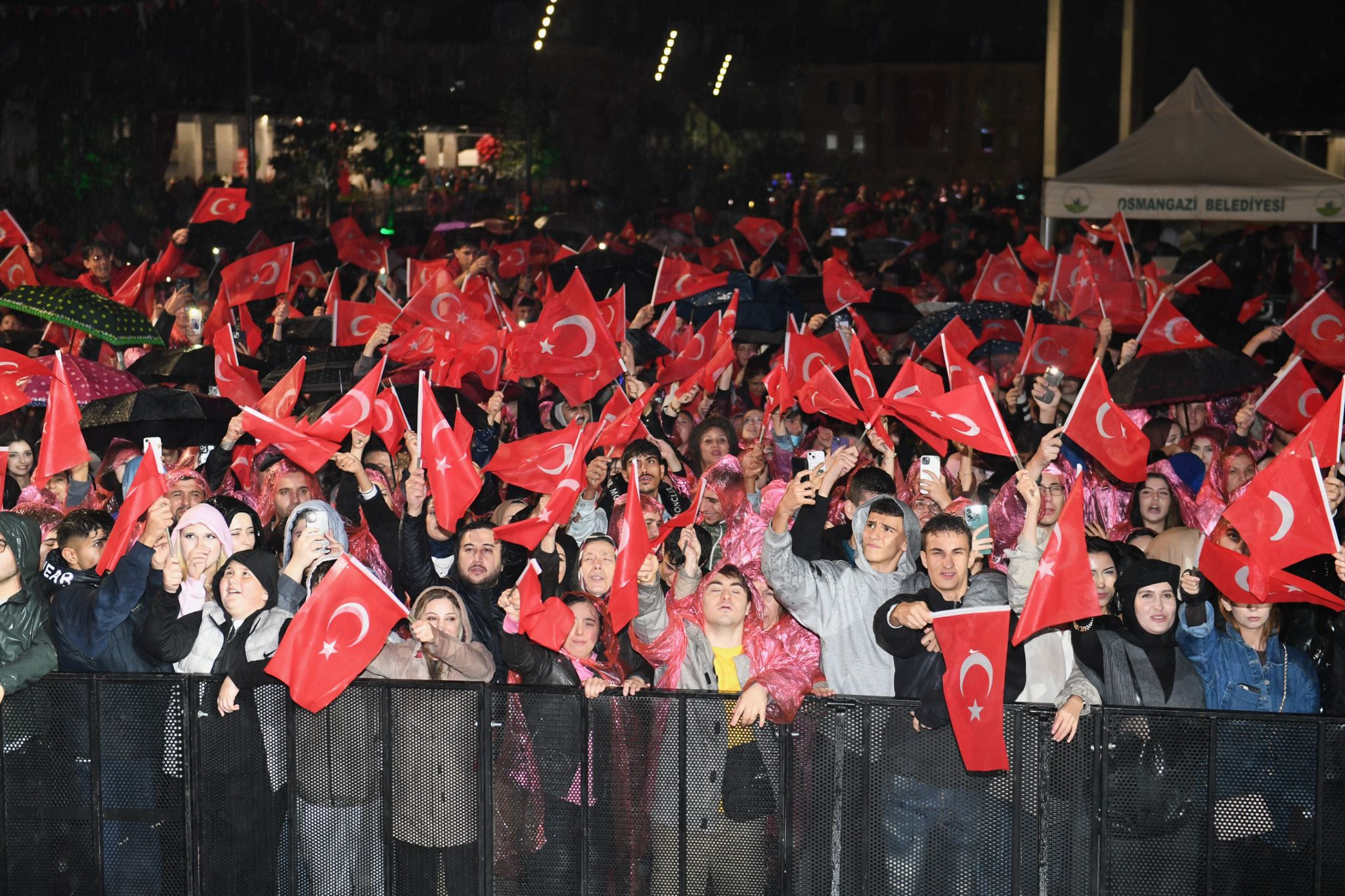 Osmangazi Meydanı’nda Zeynep Bastık’tan Cumhuriyet Coşkusu