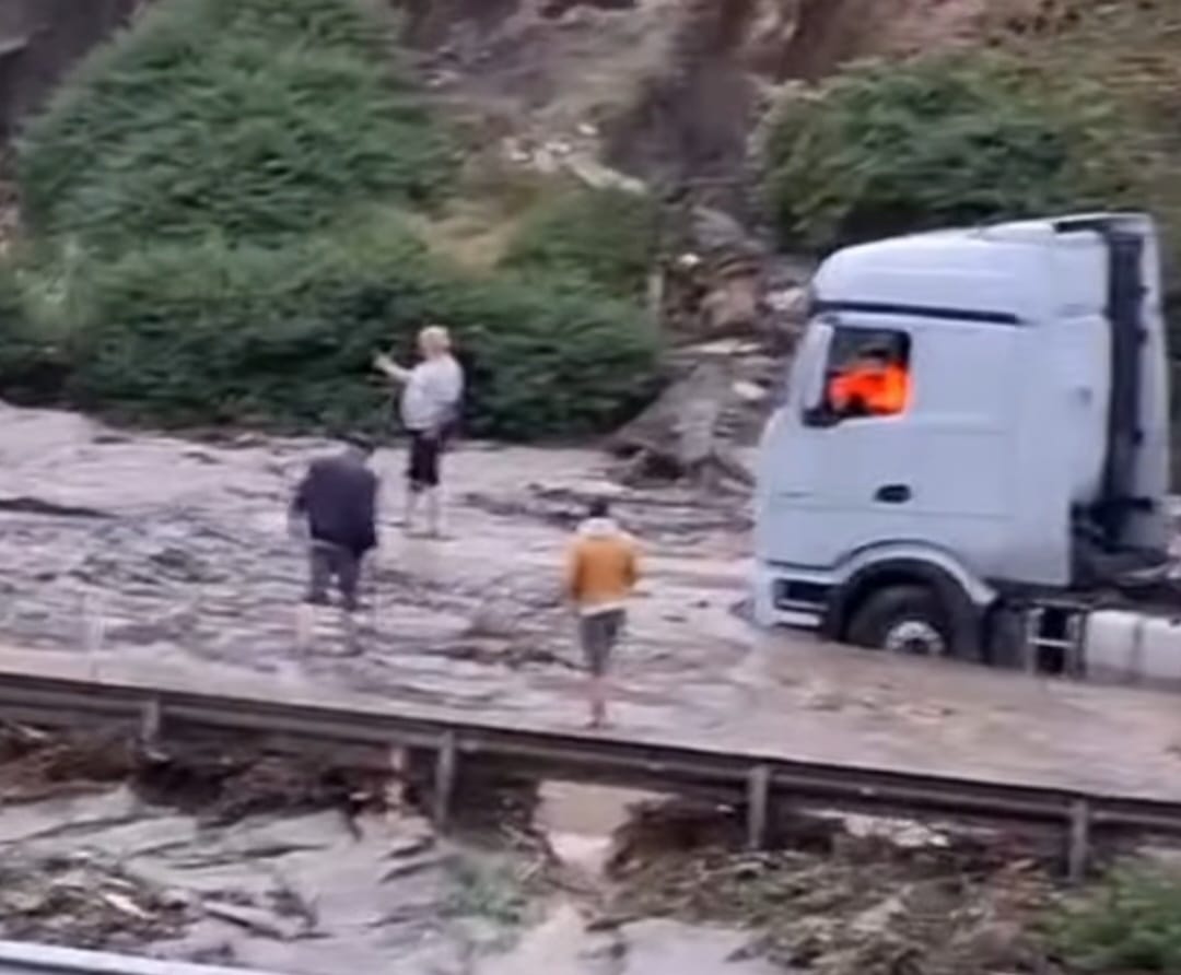 Payas’ta Şiddetli Yağmur Hayatı Felç Etti