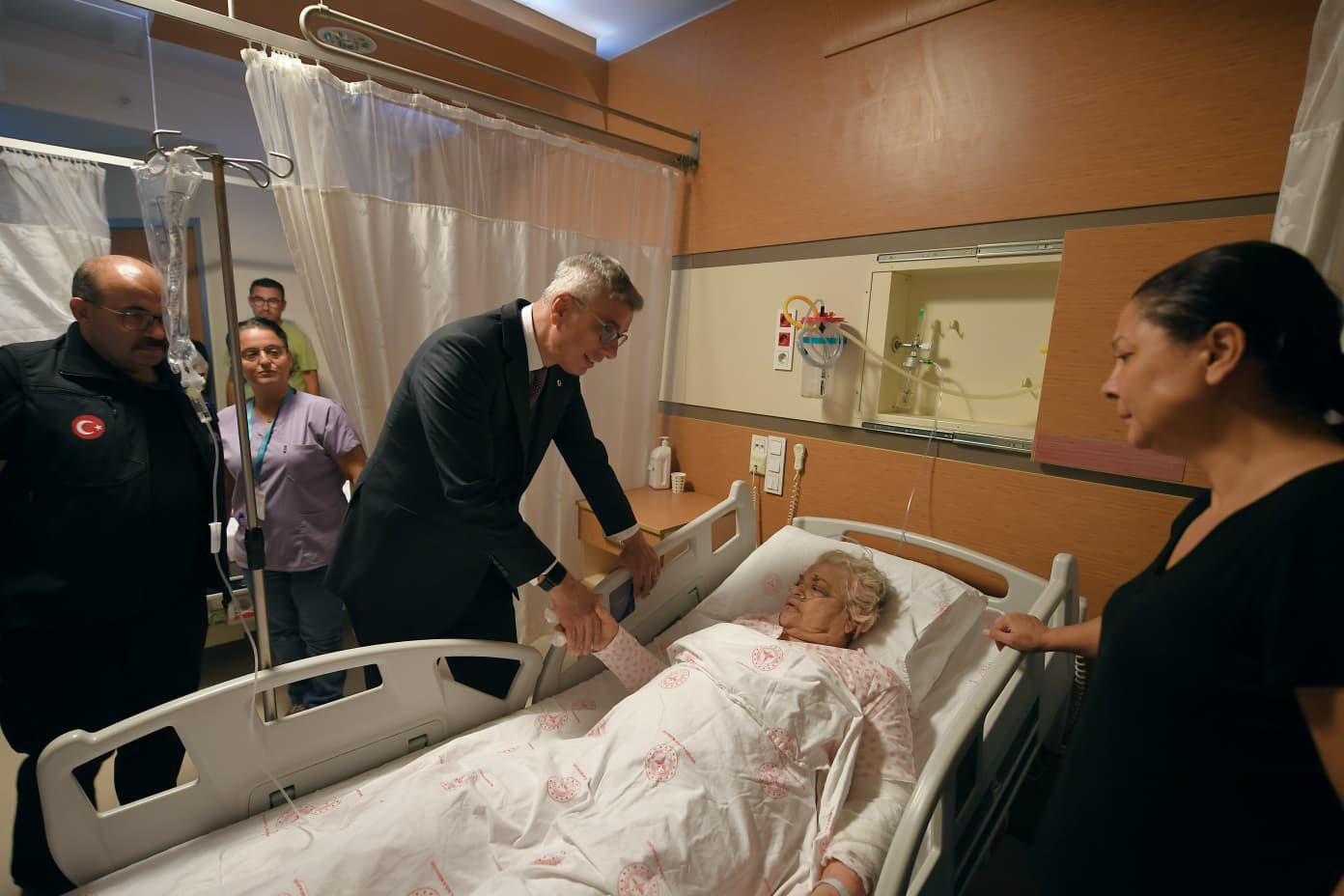 Sağlık Bakanı Memişoğlu, Balıkesir Depremi Sonrası Yaralıları Ziyaret Etti: 52 Kişi Etkilendi