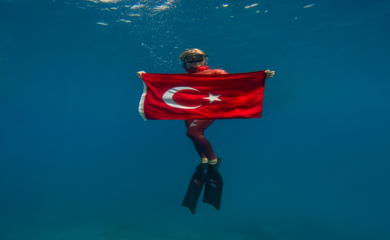 Şahika Ercümen’den 30 Ağustos’a Özel “Zafer Anı Dalışı”