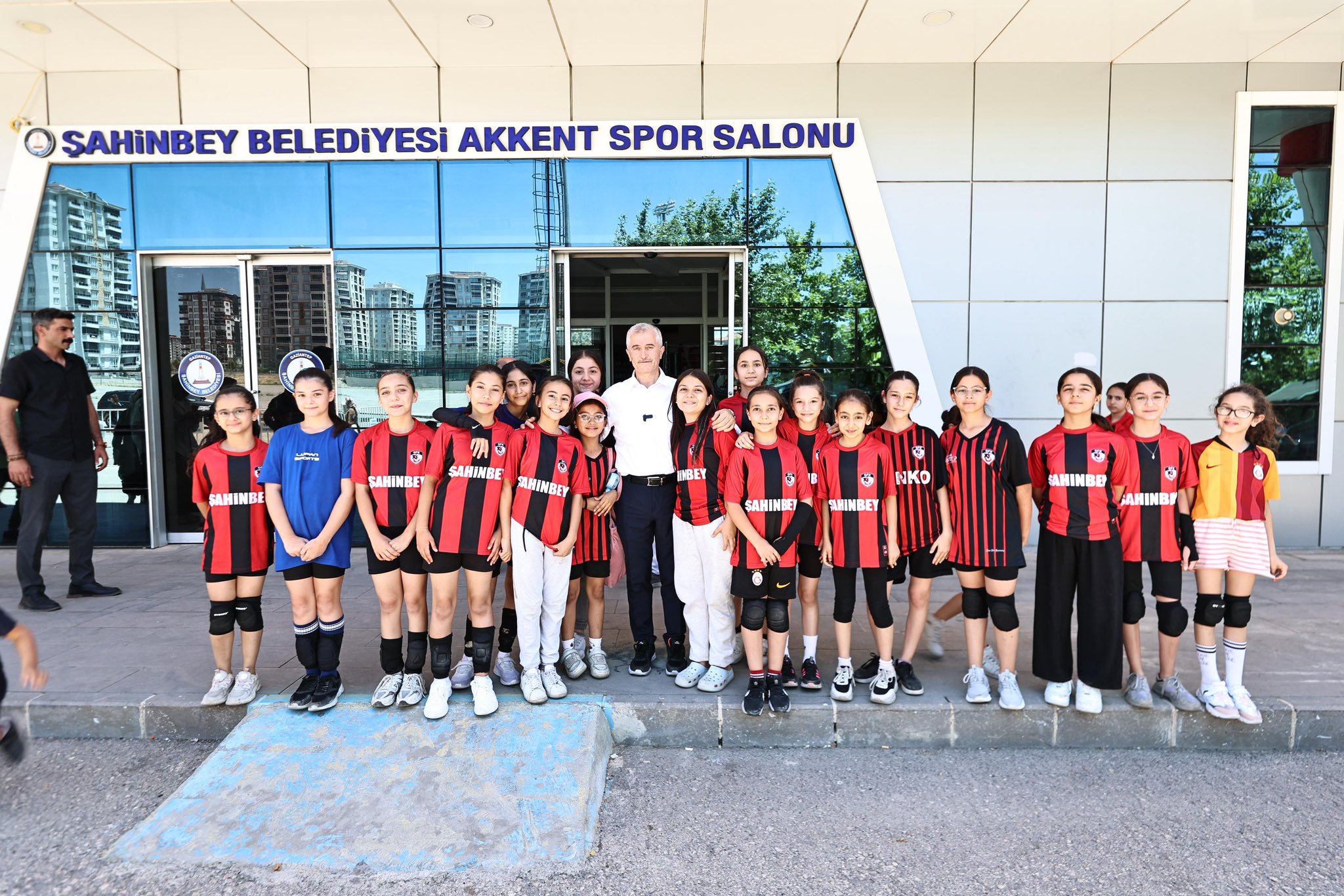 ŞAHİNBEY BELEDİYE BAŞKANI MEHMET TAHMAZOĞLU YAZ SPOR OKULLARINDA GENÇLERLE BULUŞTU