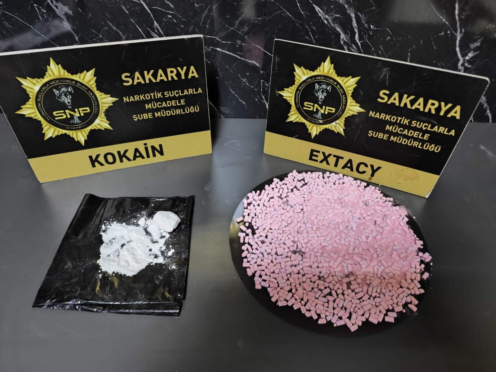 Sakarya’da Uyuşturucu Operasyonu: 795 Ecstasy ve 31 Gram Kokain Ele Geçirildi