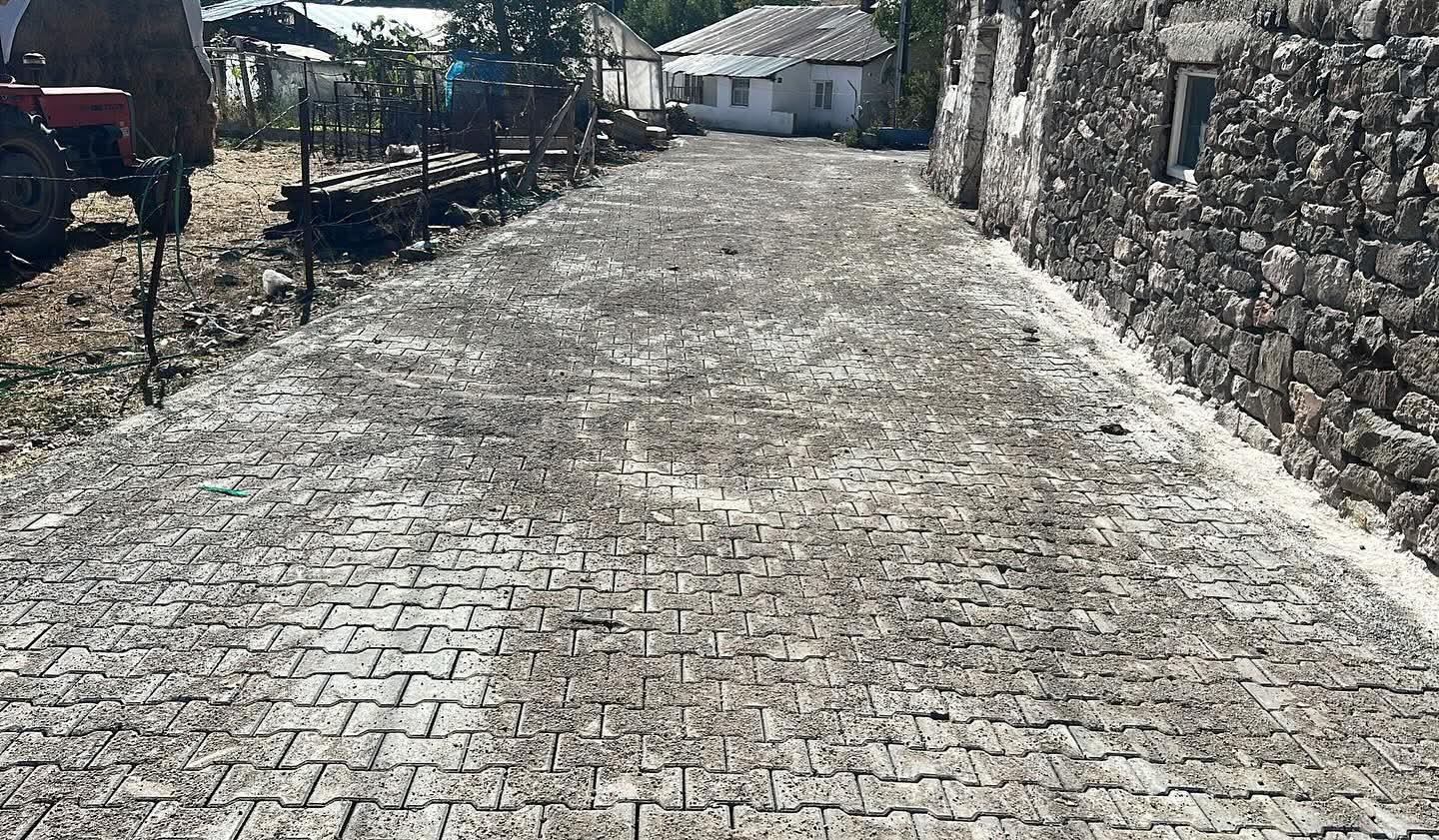 Sarıkamış Akören Köyü’nde Kilitli Parke Taşı Çalışmaları Devam Ediyor