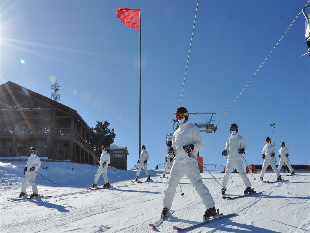 Sarıkamış’ta Mehmetçiğe Zorlu Kış Eğitimi: Derin Kar ve Şiddetli Soğuklarda Muharebe Kursu