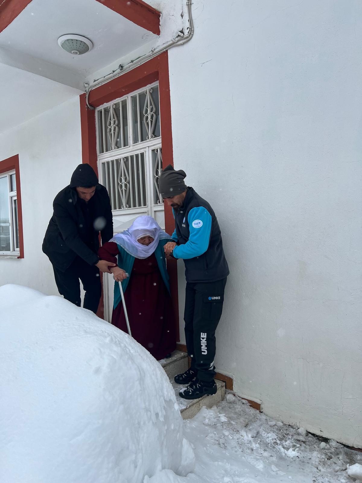 Siirt te Yoğun Kar Yağışına Rağmen Diyaliz Hastası Kadın Hastaneye Ulaştırıldı