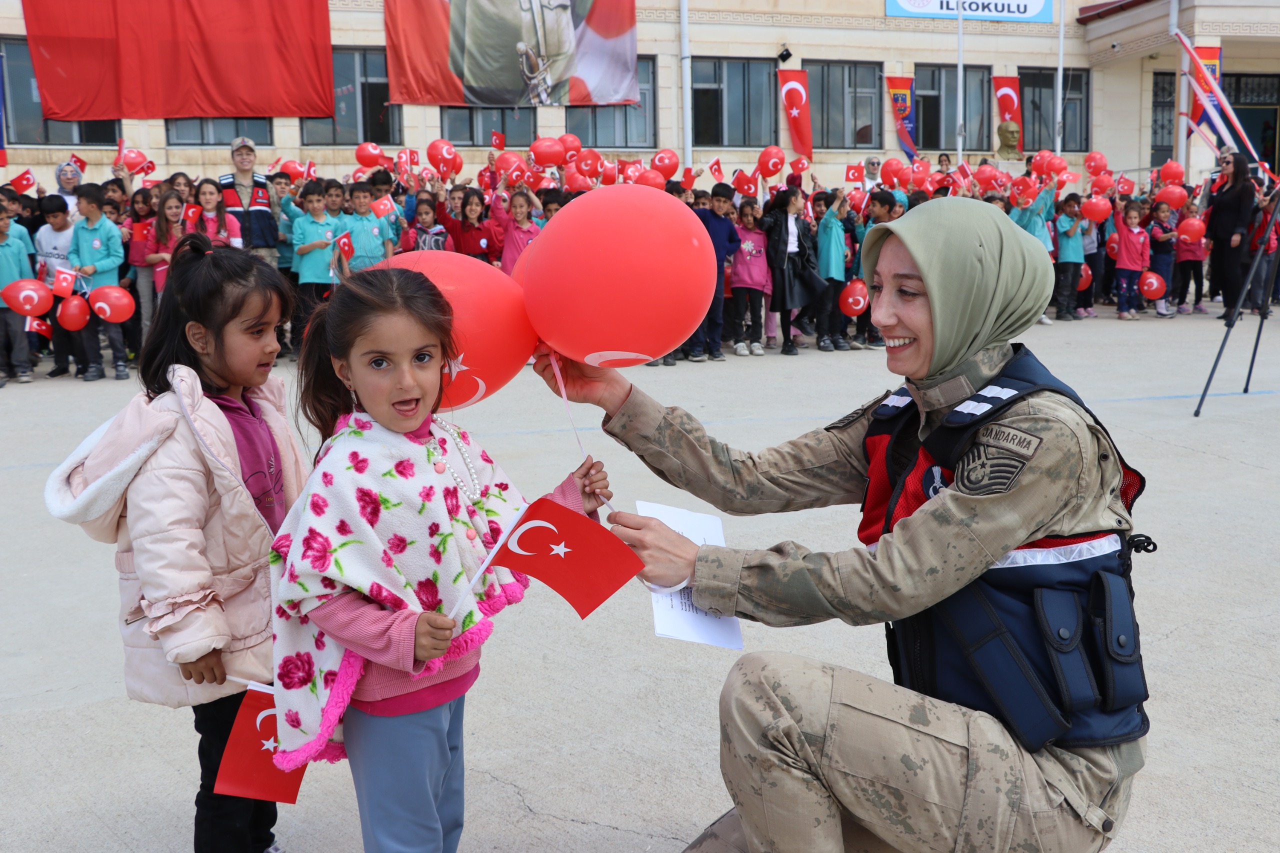 Siirt’te Jandarma, Milli Aile Haftası Kapsamında Farkındalık Etkinlikleri Düzenledi