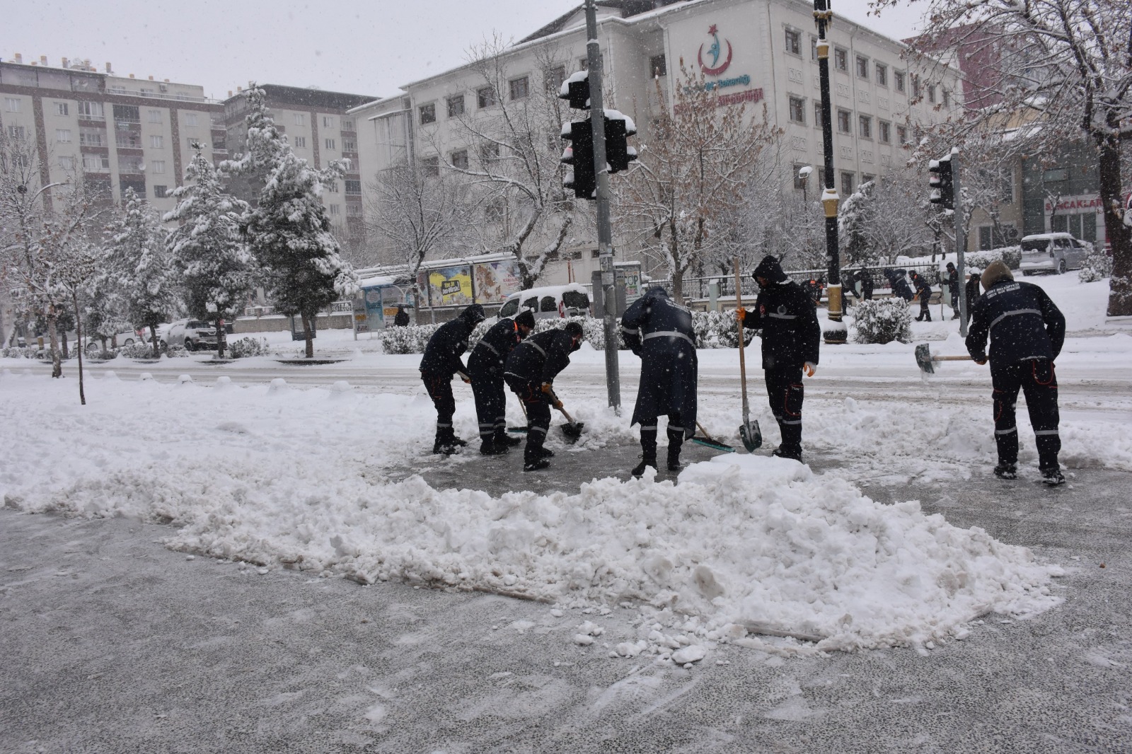 Siirt’te Karla Mücadele Seferberliği: Belediye Ekipleri 7/24 Sahada