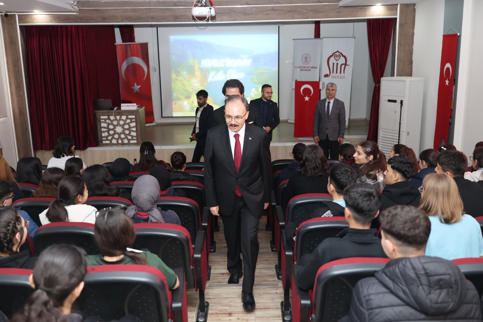 Siirt’te Nevruz Coşkusu: Vali Kemal Kızılkaya Konferansa Katıldı