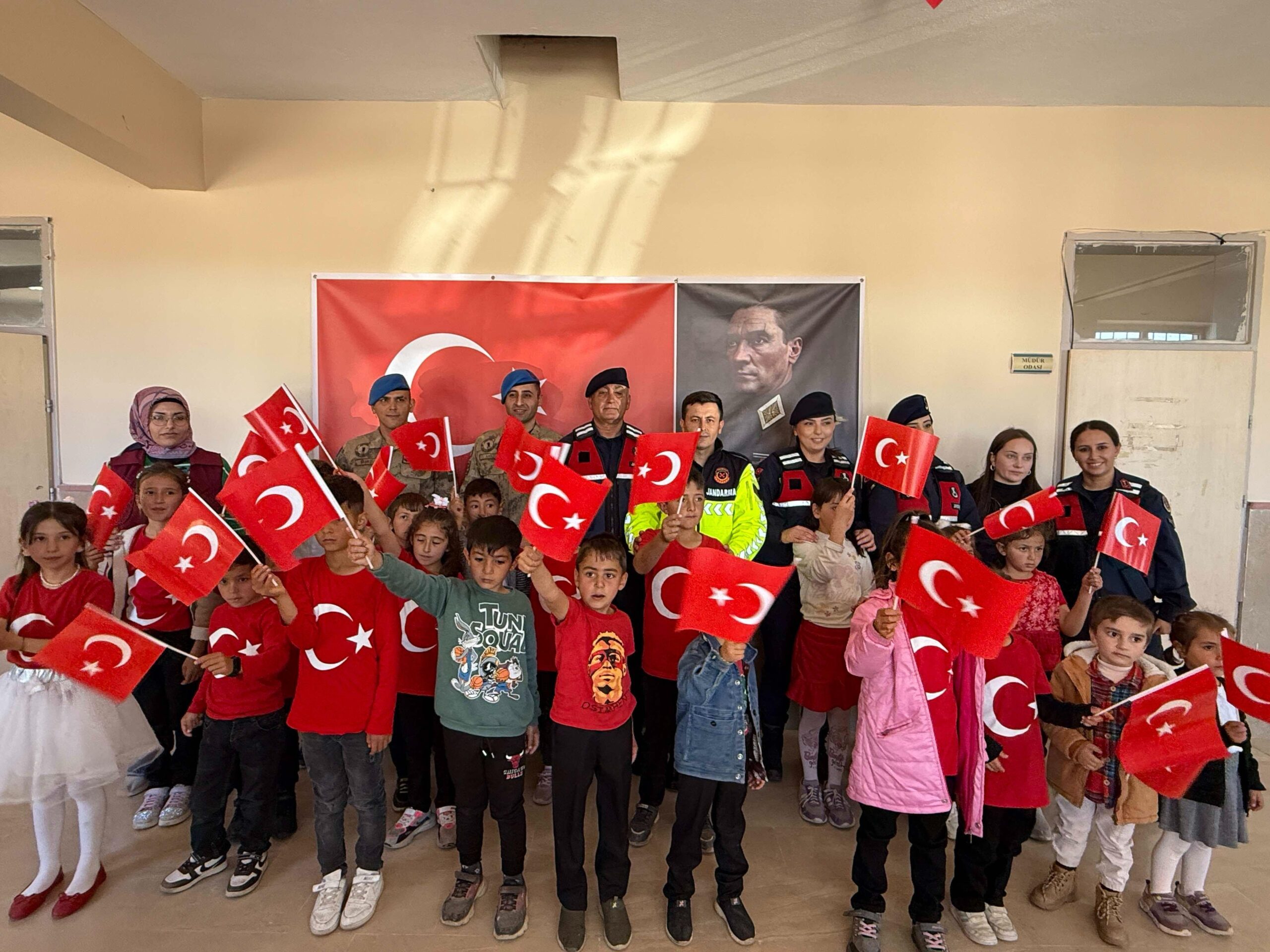 Sivas’ta Jandarma Ekiplerinden Öğrencilere 29 Ekim Cumhuriyet Bayramı Sürprizi