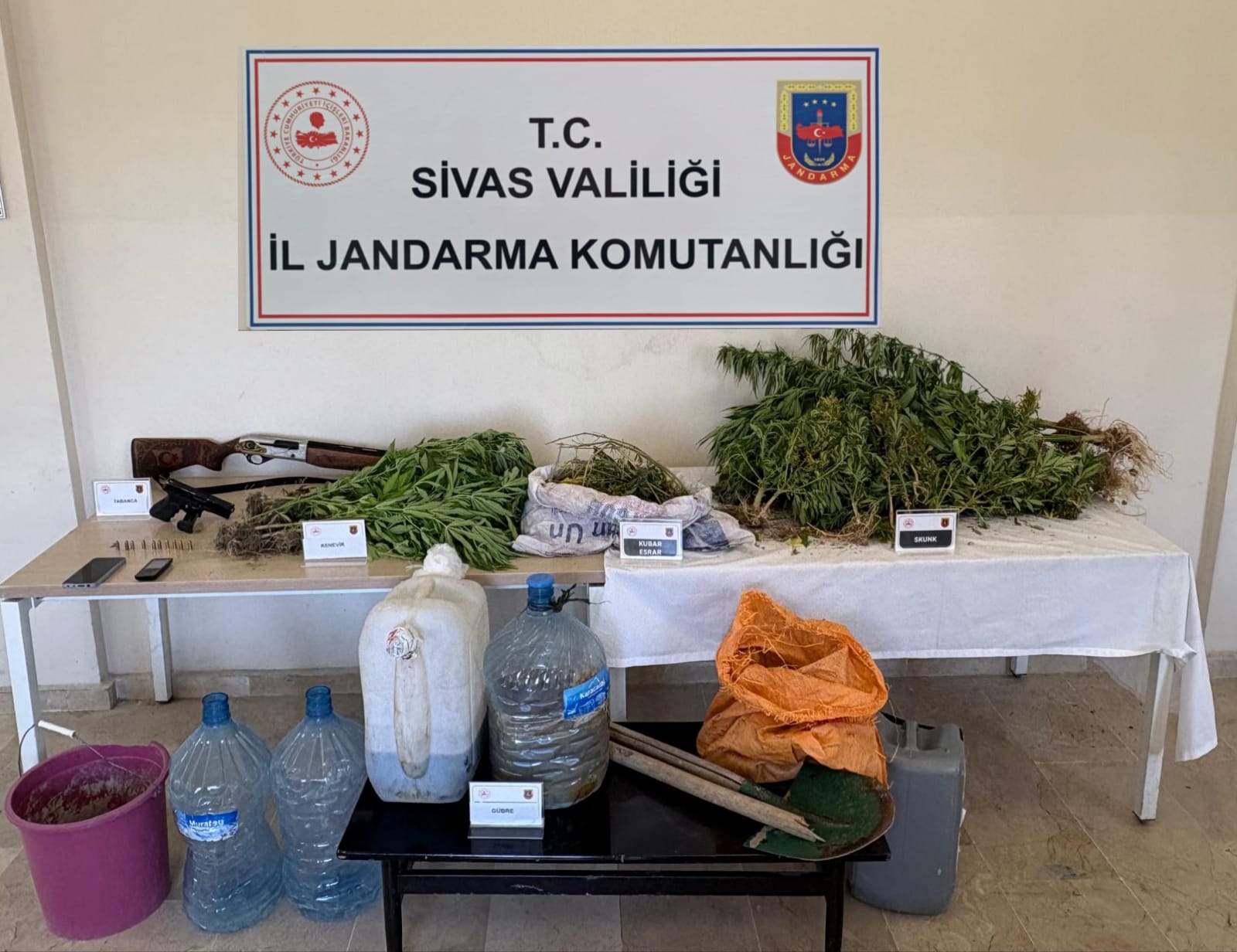 Sivas’ta Uyuşturucu Operasyonu: 3 Kişi Tutuklandı, Kenevir ve Skunk Ele Geçirildi