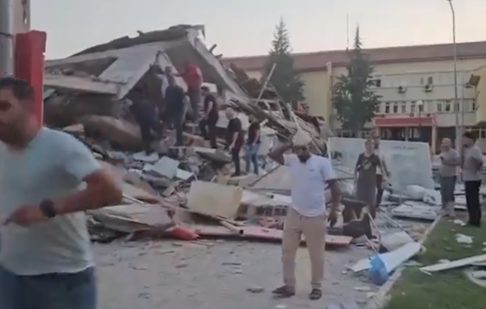 Sındırgı’da Deprem Sonrası Çarşı Hükümet Konağı Yanındaki Bina Yıkıldı