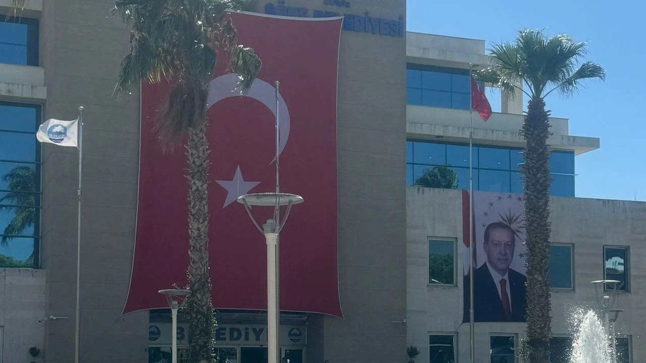 Söke Belediye Binasına Erdoğan Posteri Asıldı