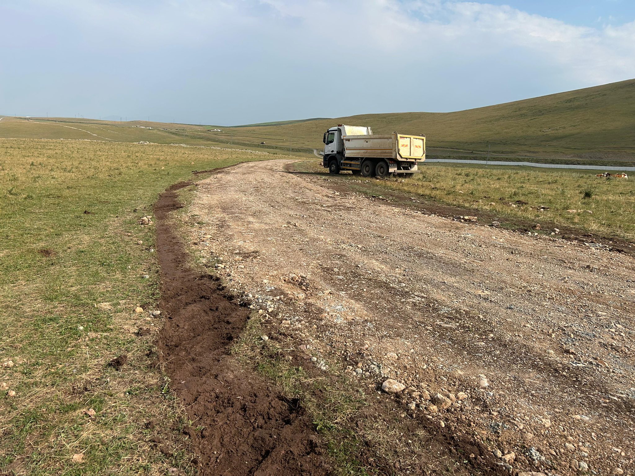 Susuz Çamçavuş Yayla Yolu’nda 2 Kilometrelik Stabilize Yol ve Menfez Çalışması Tamamlandı