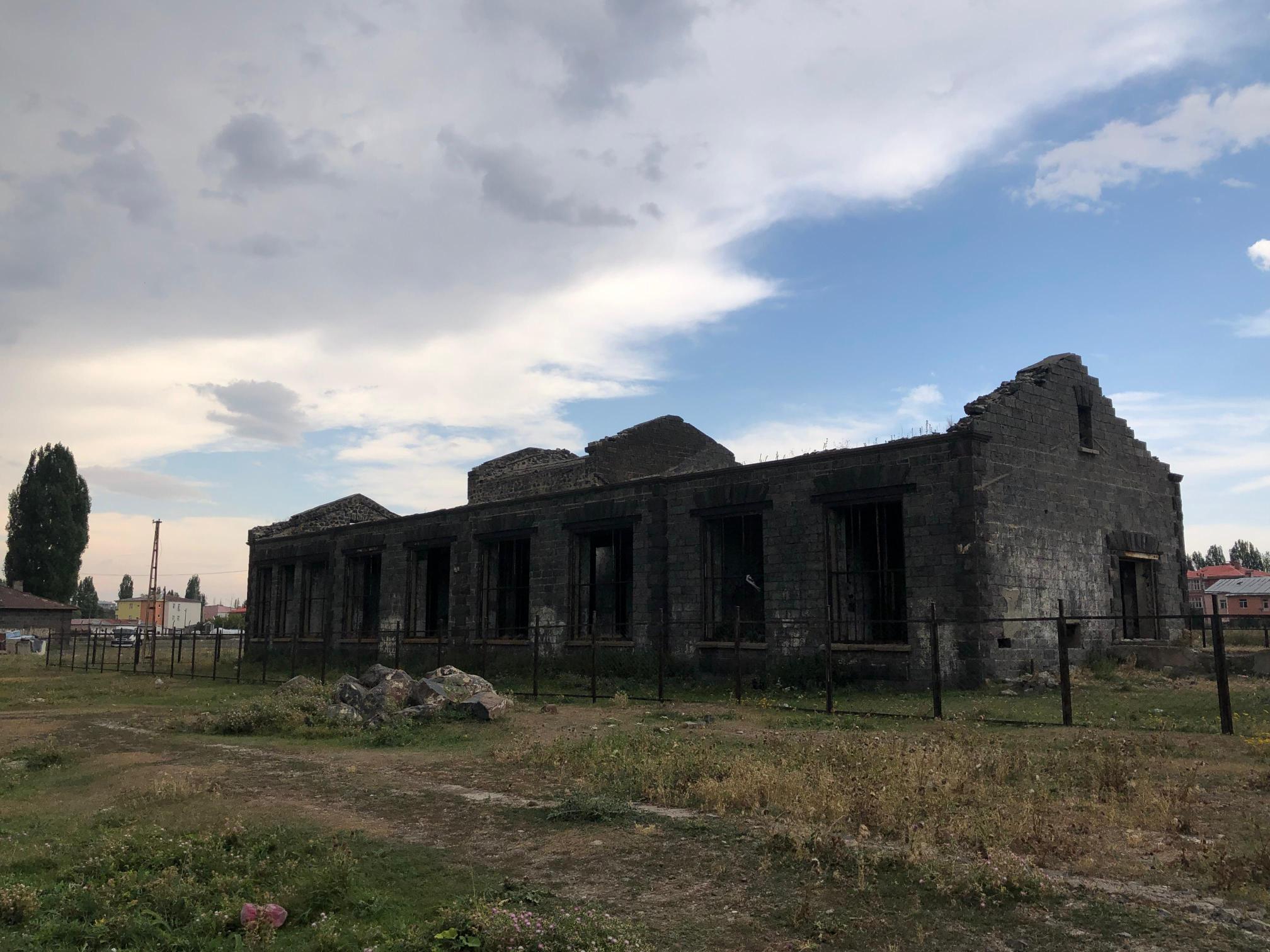 Tarihi Süt Fabrikası Kaderine Terk Edildi, Mahalleli Yardım Bekliyor