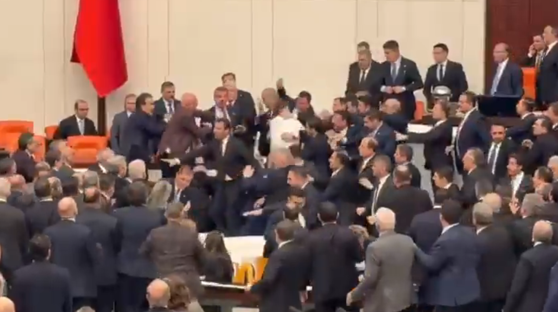 TBMM’de Olaylı Yemin Töreni: Bakanlar Arbede Altında Ant İçti