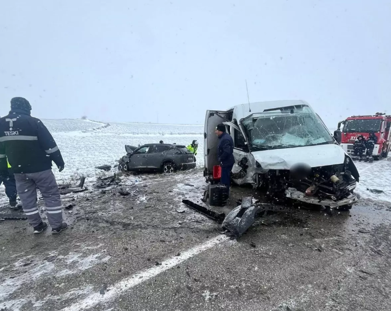 Tekirdağ’da feci kaza: Otomobil ile minibüs çarpıştı, 1 ölü 3 yaralı