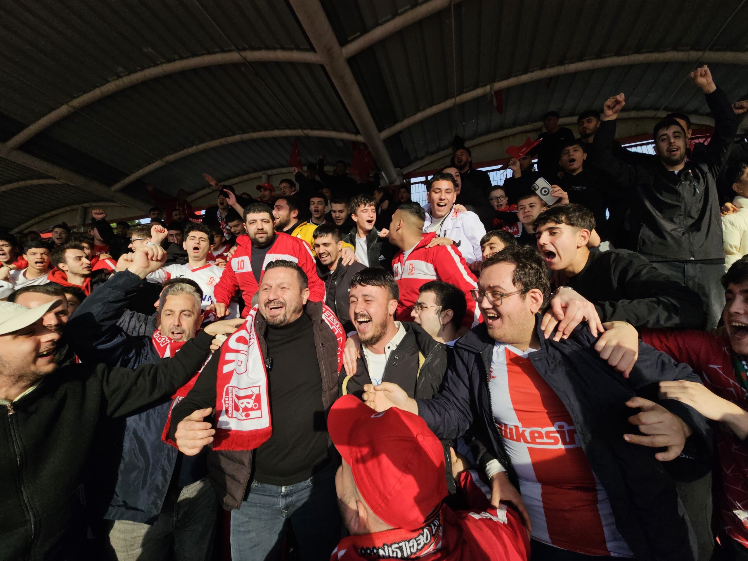 Tribünlerde Birlik, Sahada 2-1’lik Zafer: Balıkesir Tek Yürek Oldu