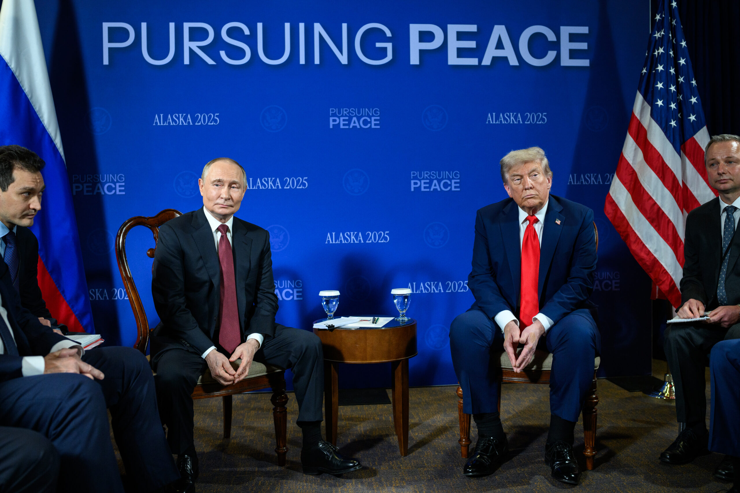 Trump ve Putin Alaska Zirvesi’nde Görüştü: ‘Barışın Peşinde’ Temalı Toplantı Sona Erdi