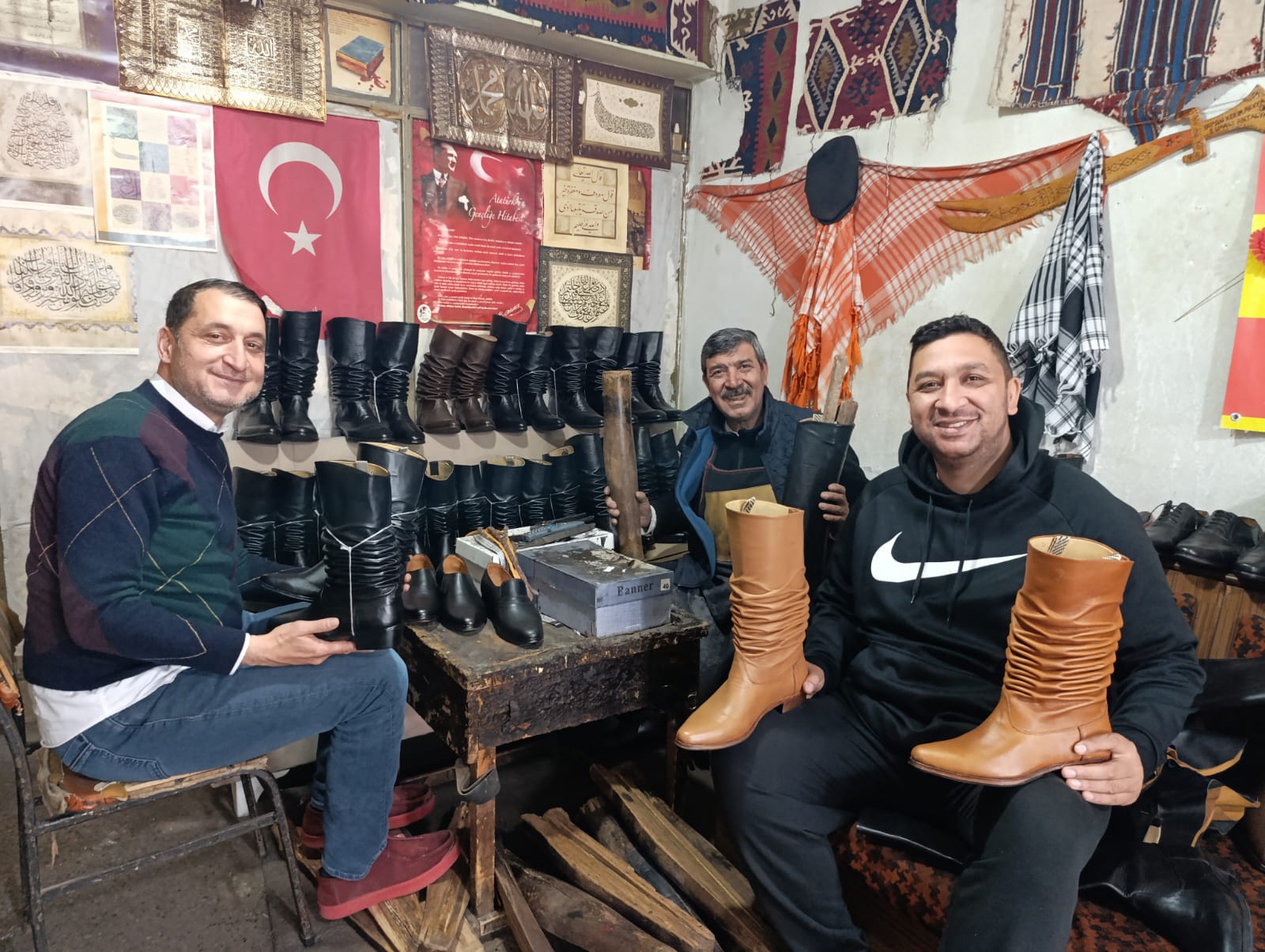 Turgutlu’lu Ayakkabı Ustası Asırlık Ahşap Kalıplarla Körüklü “Efe Çizmesi” Üretiyor