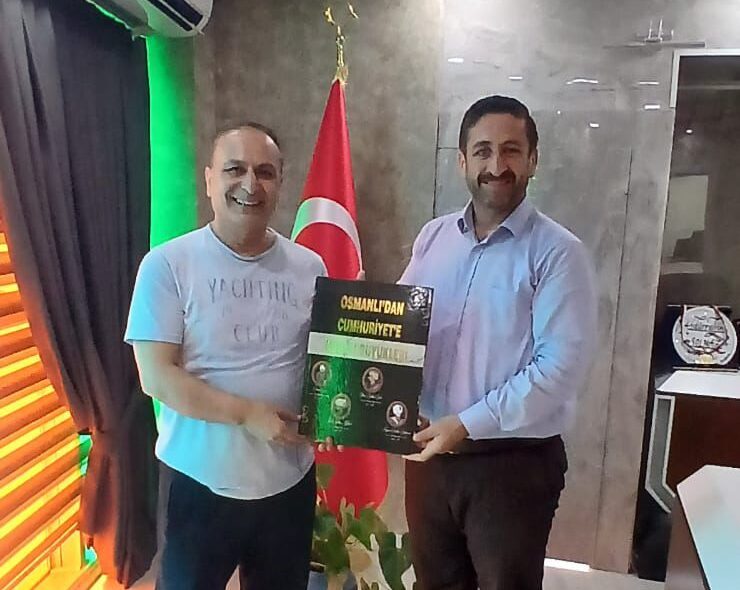 Türk Bayrağı Tiftikte, Tarih Ciltte