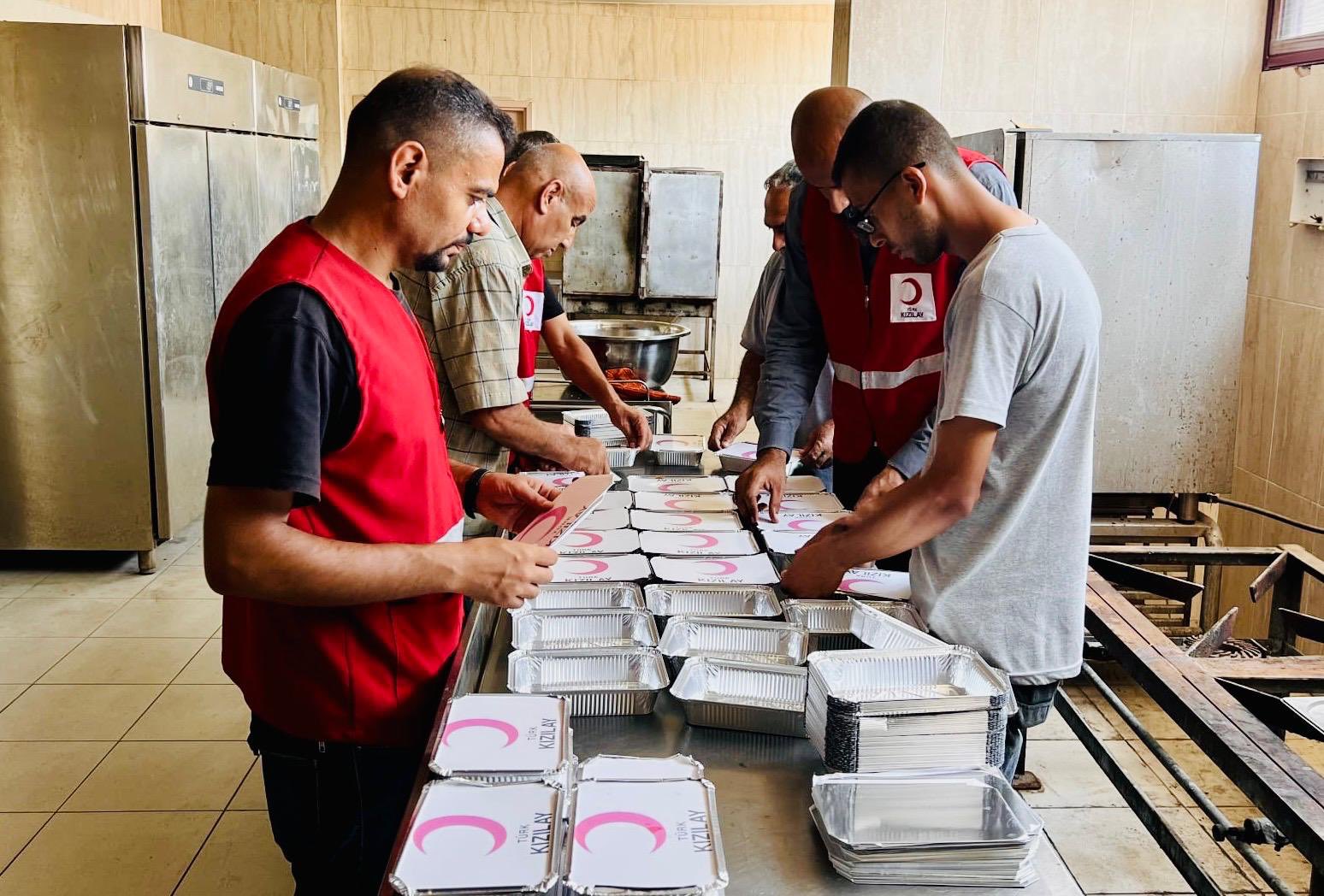 Türk Kızılay, Gazze’de 21 Bin Öğün Sıcak Yemek Dağıtımı Yapıyor