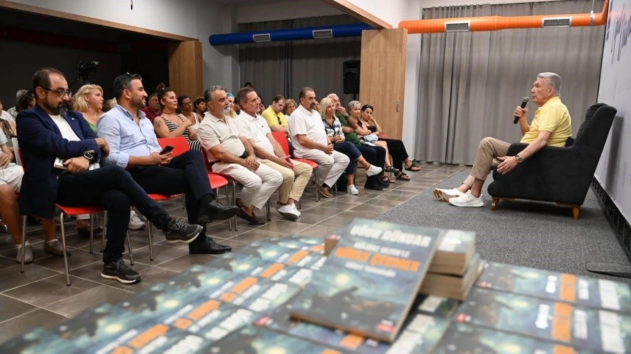 Uğur Dündar Kuşadası’nda Kitapseverlerle Buluştu