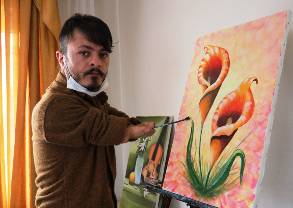 Uzuv kaybına rağmen sanatından vazgeçmedi: Sevgililer Günü siparişleri yoğun