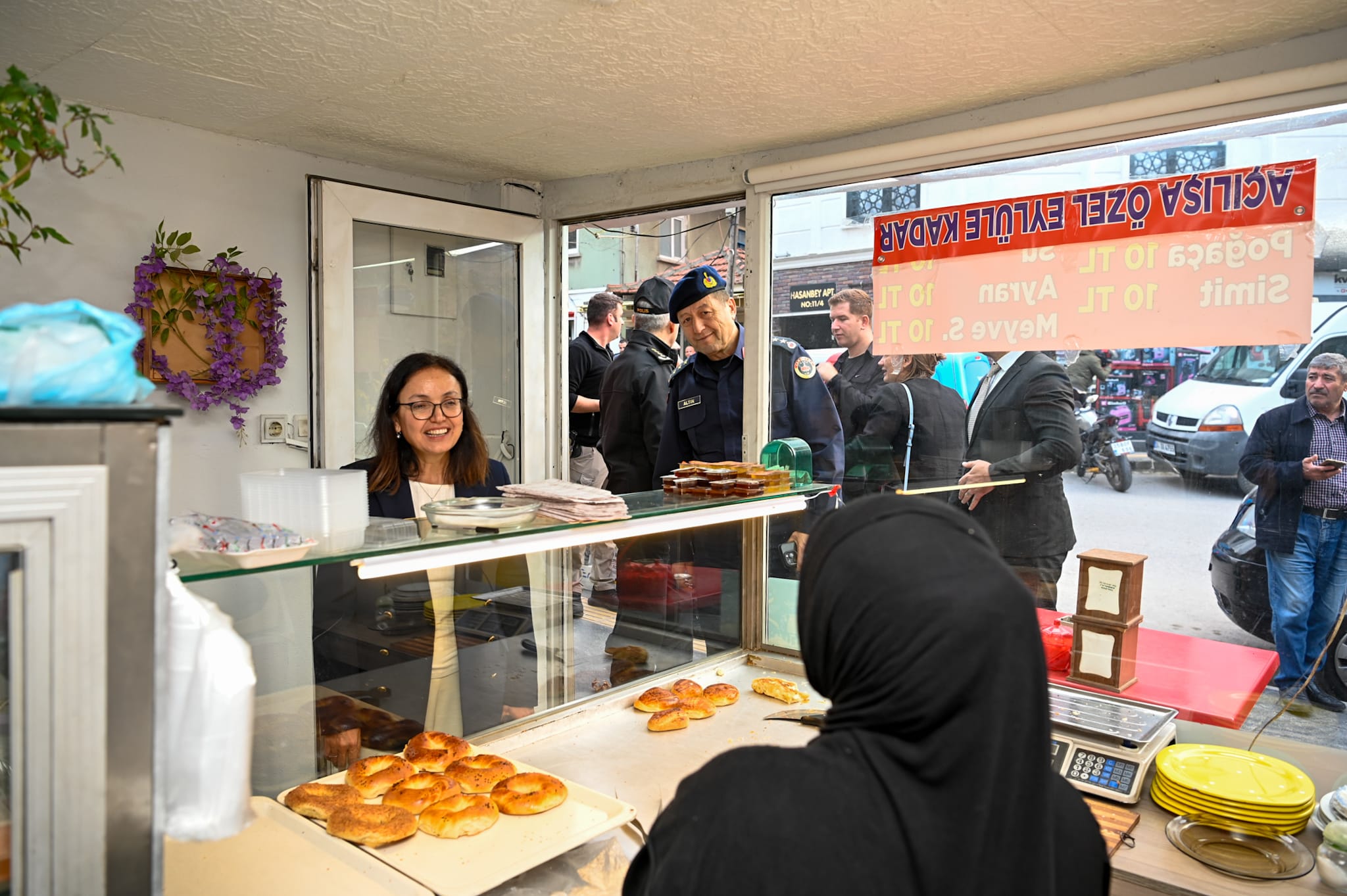 Vali Dr. Hülya Kaya Bağlarbaşı Mahallesi’nde Vatandaşlarla Bir Araya Geldi
