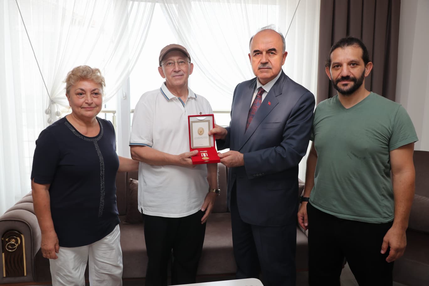 Vali Erol, Kıbrıs Gazisi Celal Sarı’ya Madalya ve Beratını Takdim Etti
