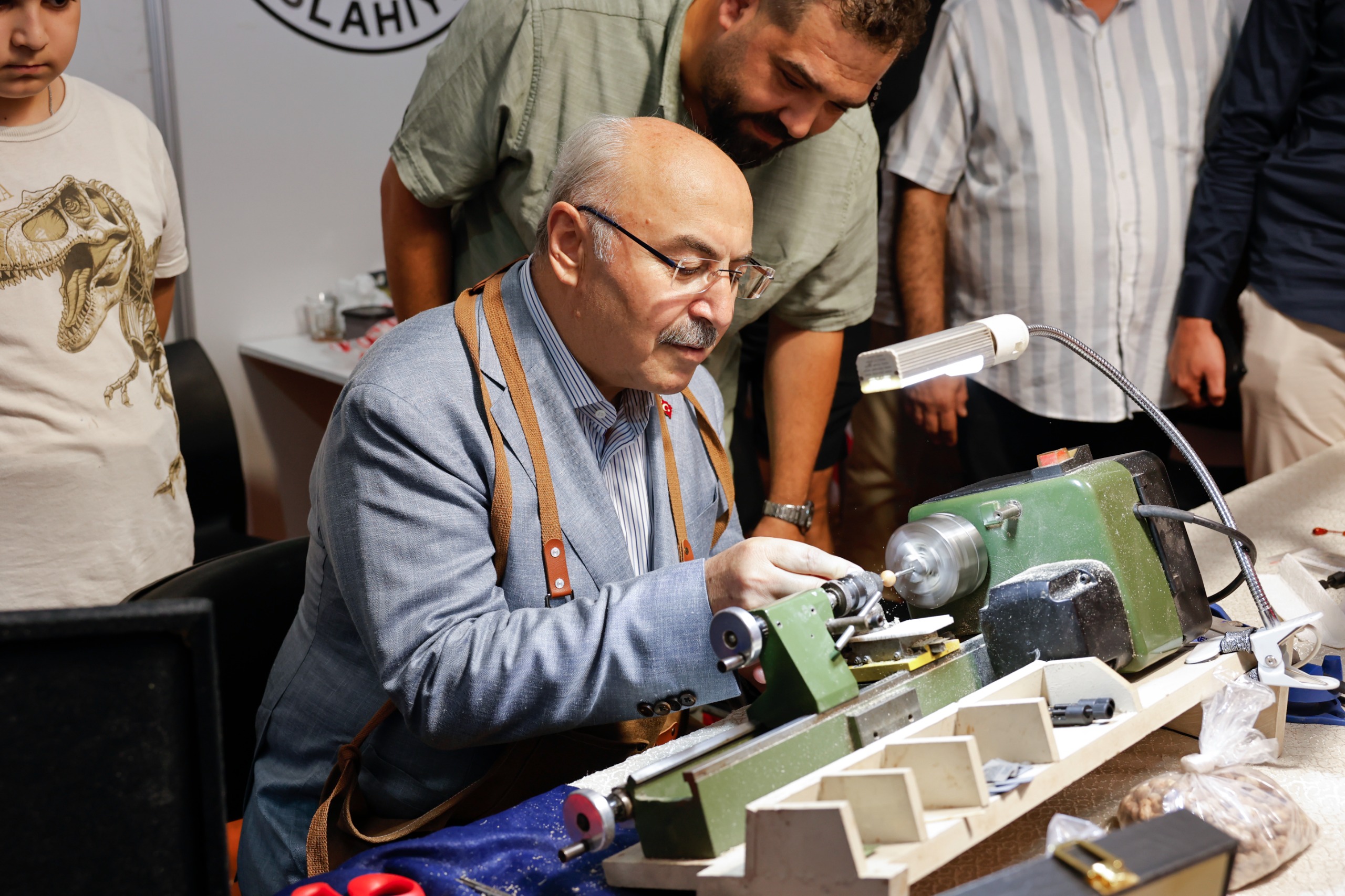 Vali Köşger, Adana’da Düzenlenen Tesbih ve Doğal Taşlar Fuarı’nı Ziyaret Etti