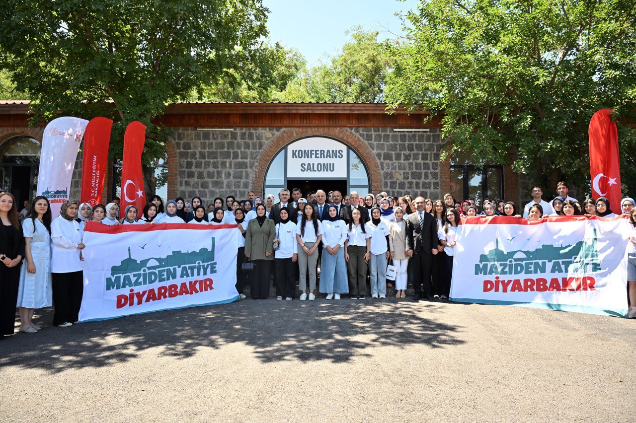 Vali Murat Zorluoğlu ve Bakan Yardımcısı Nazif Yılmaz “Maziden Atiye” Gençlik Kampında Öğrencilerle Buluştu