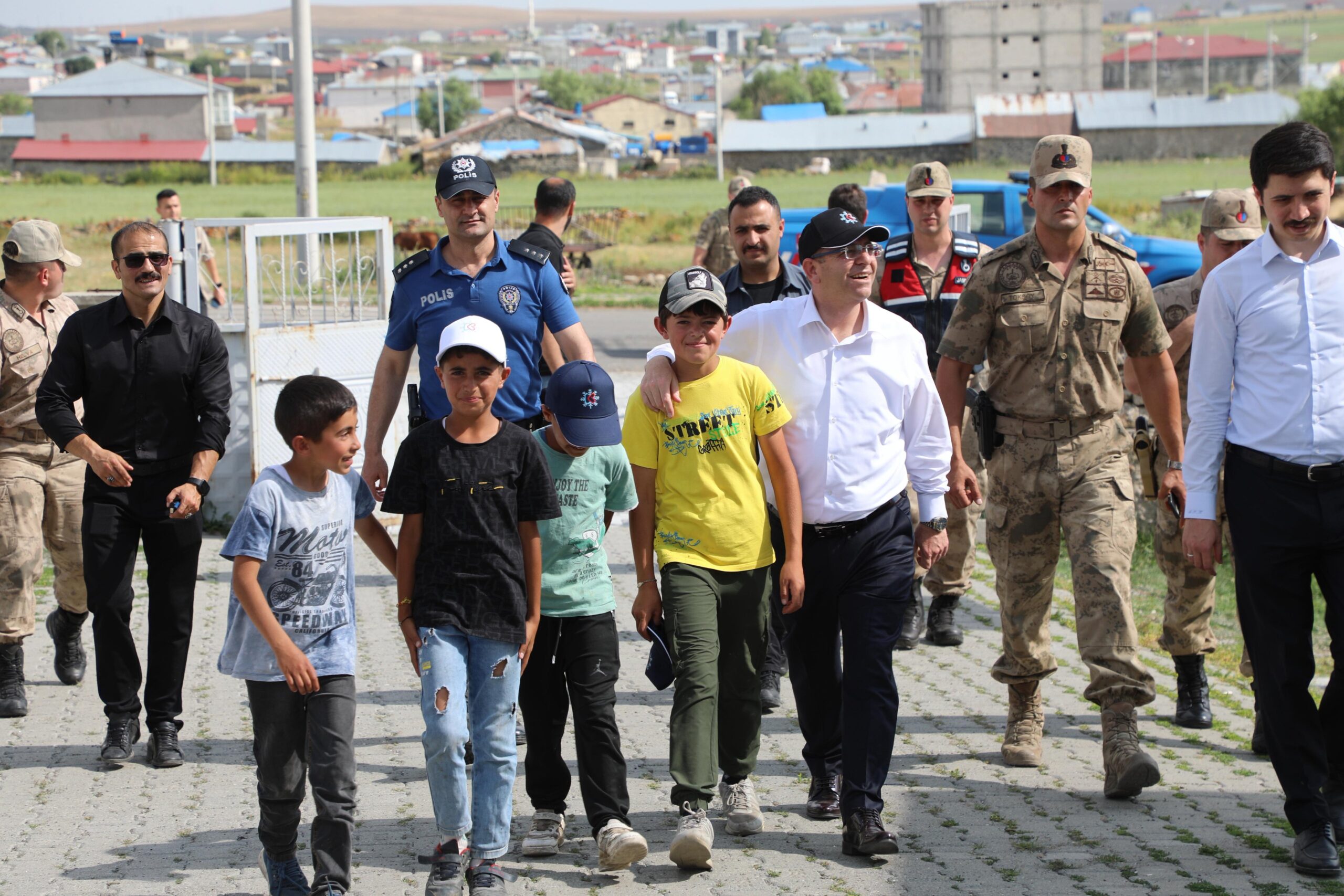 Vali Polat Digor’da: Hizmetleri Yerinde İnceledi, Halkla Buluştu