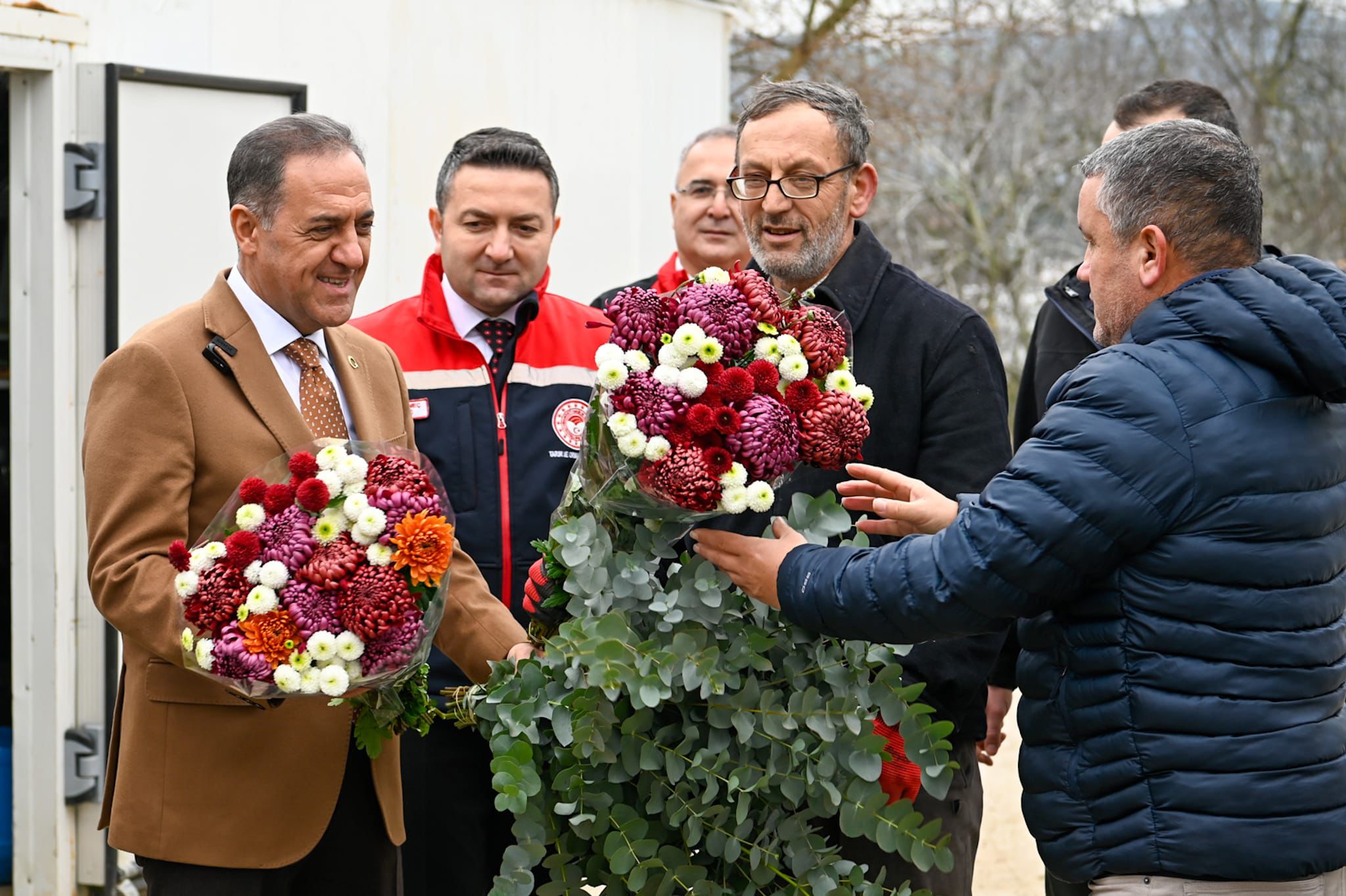 Vali Usta’dan Koru Beldesi’ne Ziyaret: Kesme Çiçek Üreticileriyle Bir Araya Geldi