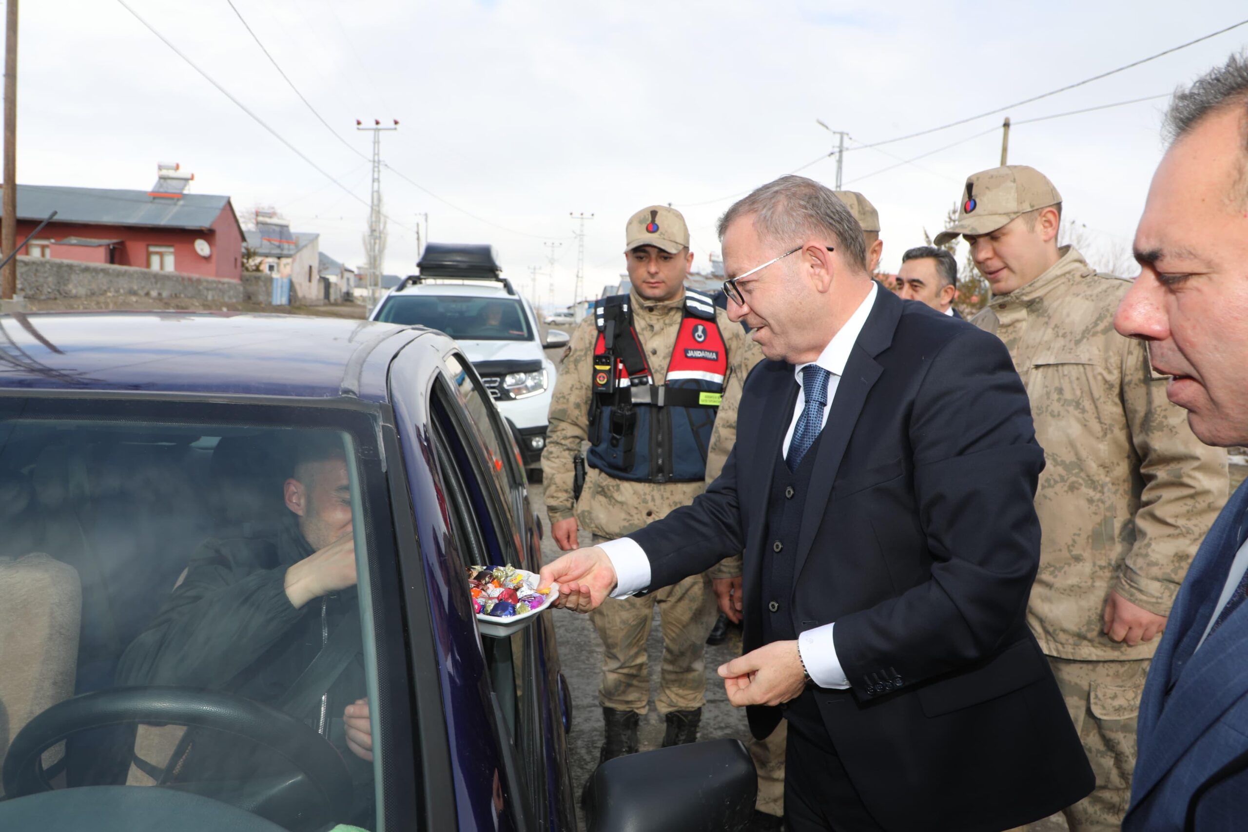 Vali Ziya Polat, sürücülerin bayramını kutladı, şeker ikram etti