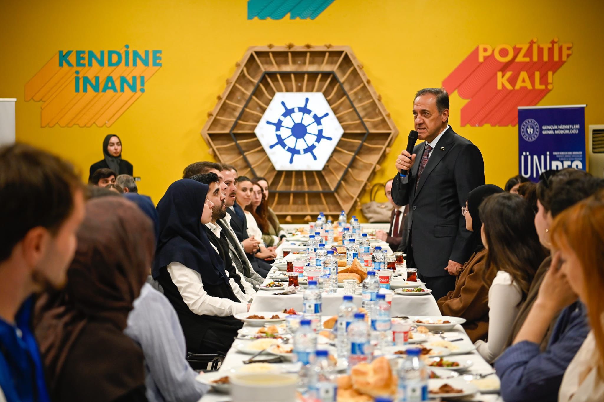 Validen Gençlere Anlamlı İftar Ve Önemli Mesajlar