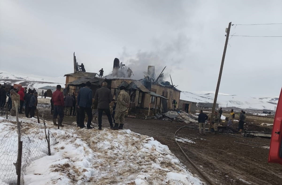 Van Başkale’de Korkutan Ev Yangını: İtfaiye Ekipleri 2 Saatte Söndürdü