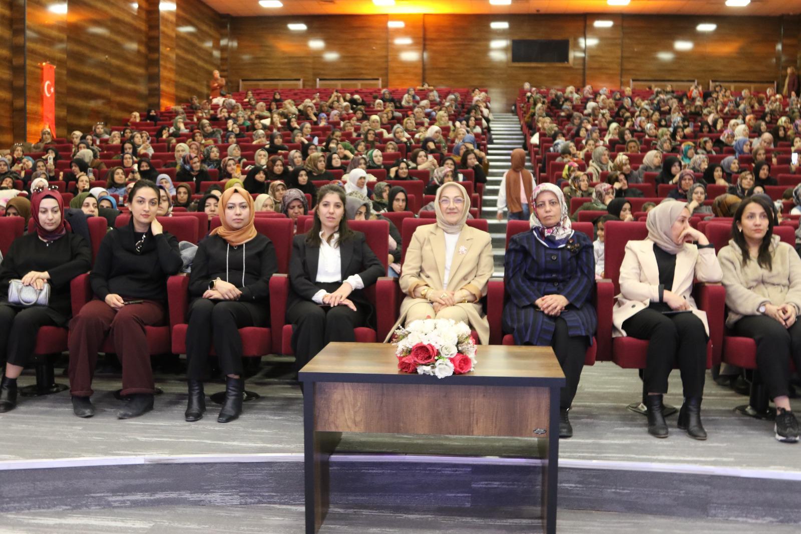 Van Büyükşehir Belediyesi’nden “Mutlu Aile, Mutlu Çocuk” Konferansı